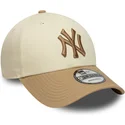 buet-beige-og-brun-justerbar-kasket-med-brunt-logo-9forty-colour-block-fra-new-york-yankees-mlb-fra-new-era