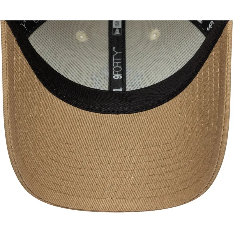 buet-beige-og-brun-justerbar-kasket-med-brunt-logo-9forty-colour-block-fra-new-york-yankees-mlb-fra-new-era