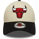 gorra-curva-beige-y-negra-ajustable-9forty-colour-block-de-chicago-bulls-nba-de-new-era