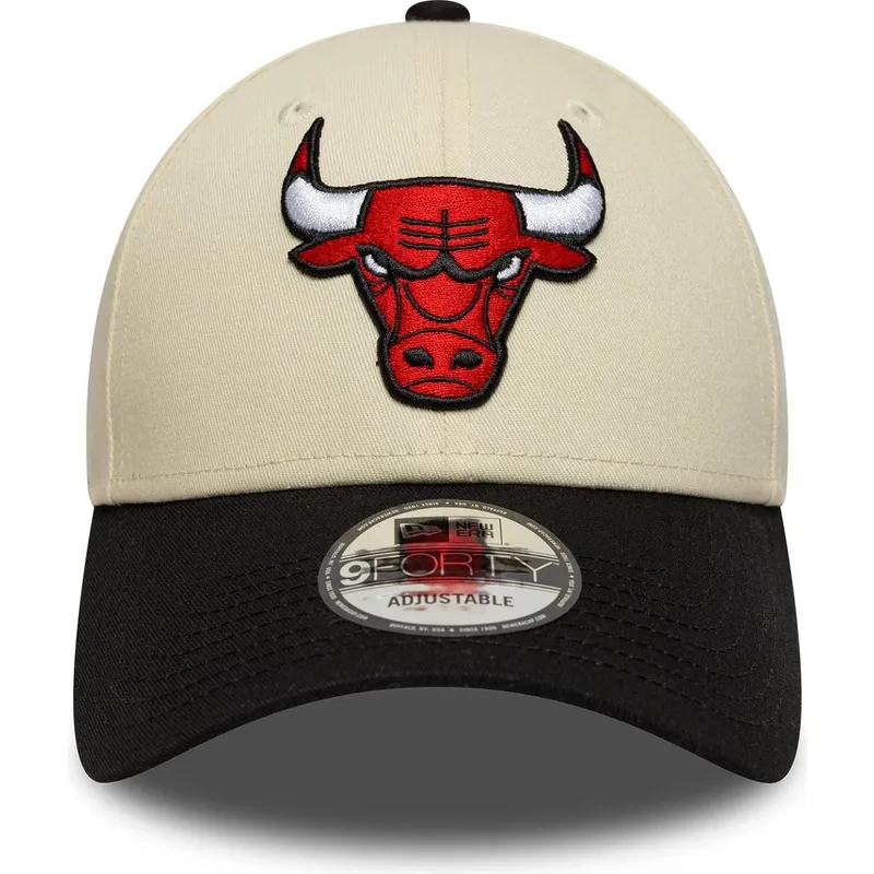 buet-beige-og-sort-justerbar-9forty-colour-block-kasket-fra-chicago-bulls-nba-fra-new-era