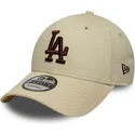 beige-justerbar-buet-kasket-med-brunt-logo-9forty-league-essential-fra-los-angeles-dodgers-mlb-fra-new-era