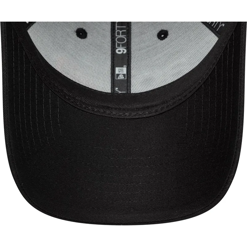 svart-justerbar-kurvad-keps-9forty-wordmark-aprilia-piaggio-fran-new-era