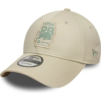 Böjd beige justerbar keps 9FORTY Seasonal från Racing Bulls F1 Team Formula 1 av New Era