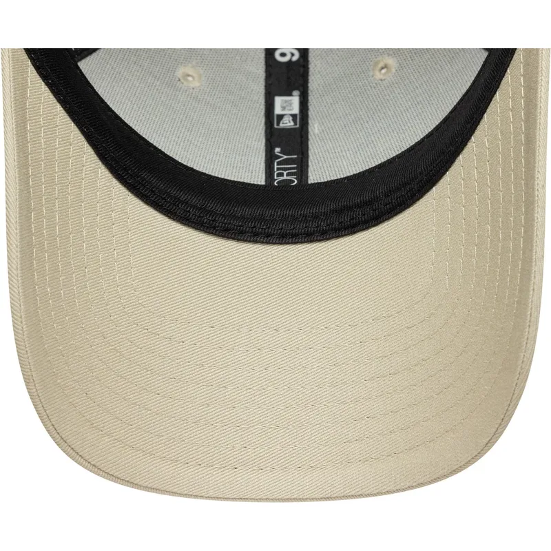 petten-gebogen-beige-verstelbare-band-9forty-seasonal-van-racing-bulls-f1-team-formula-1-van-new-era