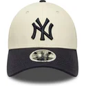 beige-und-marineblaue-gebogene-snapback-kappe-9forty-m-crown-der-new-york-yankees-mlb-von-new-era