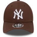 braune-gebogene-snapback-kappe-9forty-m-crown-der-new-york-yankees-mlb-von-new-era