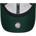 beige-und-grune-gebogene-snapback-kappe-9forty-m-crown-von-oakland-athletics-mlb-von-new-era