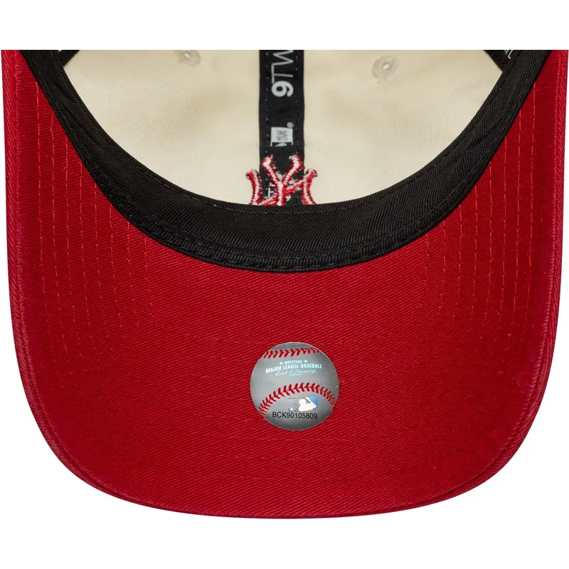 beige-und-rote-verstellbare-curved-cap-9twenty-mini-washed-der-new-york-yankees-mlb-von-new-era