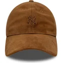 brun-justerbar-buet-kasket-med-brunt-logo-9twenty-suede-fra-new-york-yankees-mlb-fra-new-era