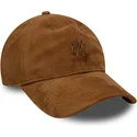 brun-justerbar-buet-kasket-med-brunt-logo-9twenty-suede-fra-new-york-yankees-mlb-fra-new-era
