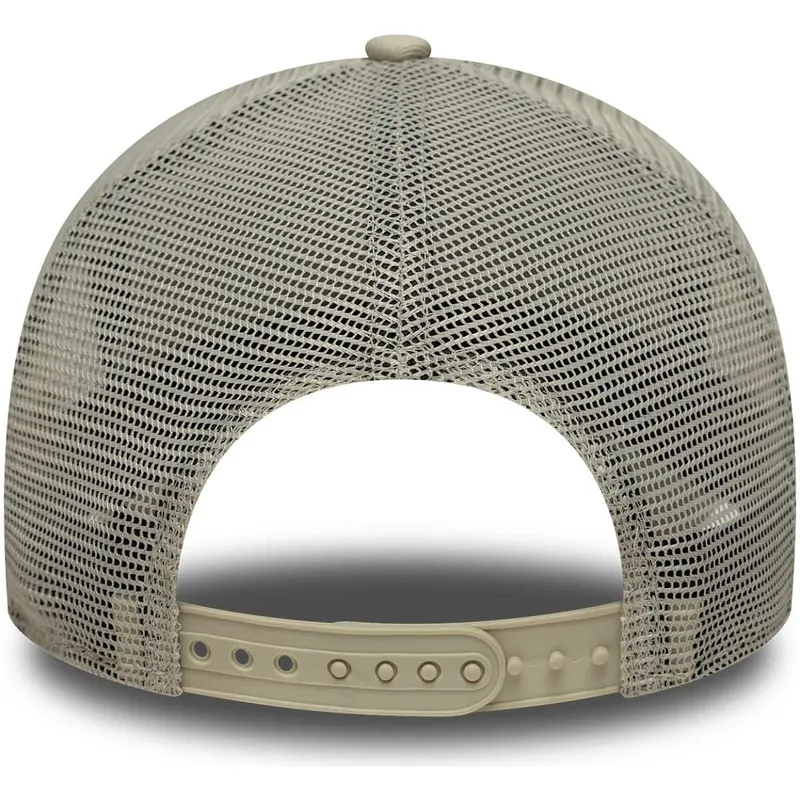 beige-trucker-keps-med-brunt-logo-a-frame-league-essential-fran-new-york-yankees-mlb-av-new-era