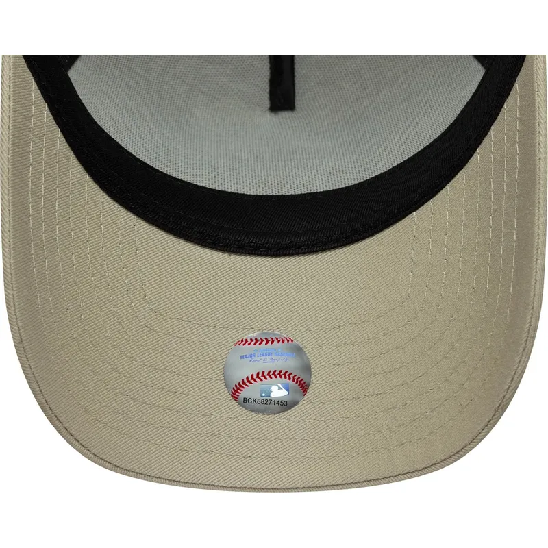 gorra-trucker-beige-con-logo-marron-a-frame-league-essential-de-new-york-yankees-mlb-de-new-era