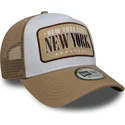 hvid-og-brun-trucker-kasket-a-frame-location-fra-new-york-byer-og-strande-fra-new-era