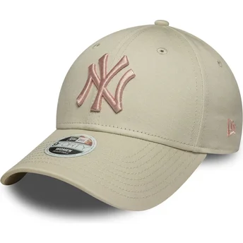 Beżowa regulowana czapka z zakrzywionym daszkiem z różowym logo dla kobiet 9FORTY League Essential New York Yankees MLB New Era