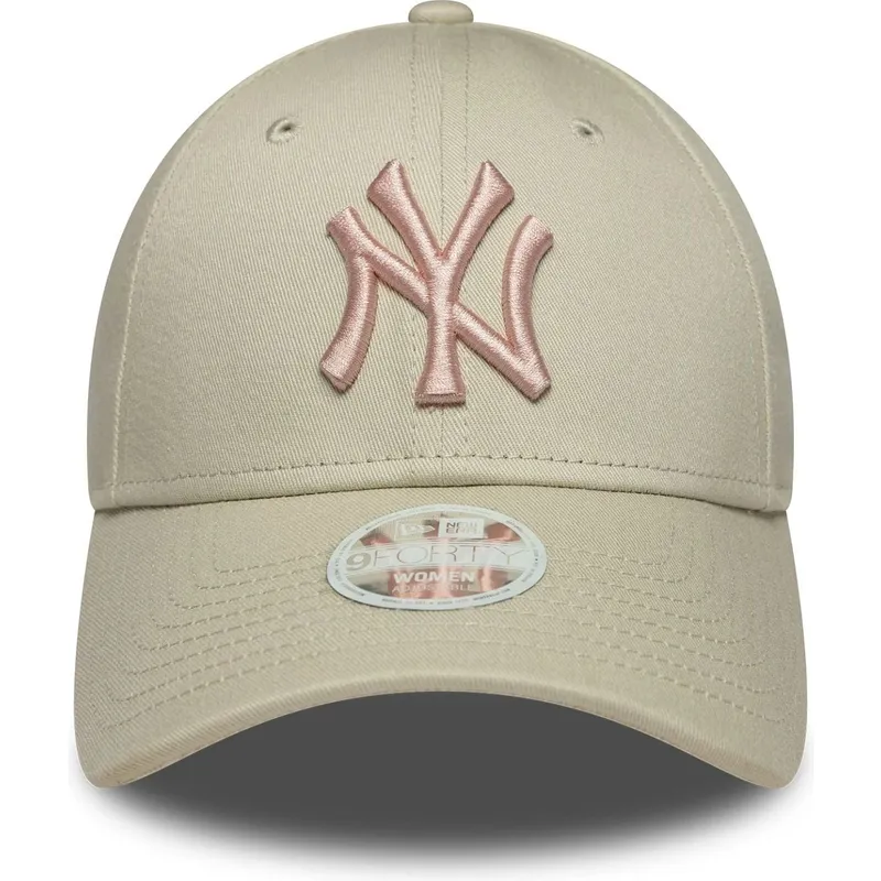 buet-beige-justerbar-kasket-med-lyserodt-logo-til-kvinder-9forty-league-essential-fra-new-york-yankees-mlb-fra-new-era