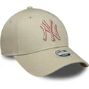 buet-beige-justerbar-kasket-med-lyserodt-logo-til-kvinder-9forty-league-essential-fra-new-york-yankees-mlb-fra-new-era