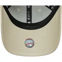 buet-beige-justerbar-kasket-med-lyserodt-logo-til-kvinder-9forty-league-essential-fra-new-york-yankees-mlb-fra-new-era