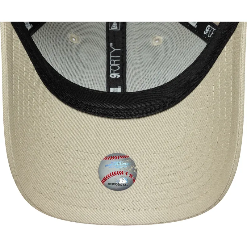 cappellino-curvo-beige-regolabile-con-logo-rosa-da-donna-9forty-league-essential-dei-new-york-yankees-mlb-di-new-era