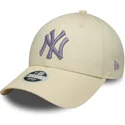 buet-beige-justerbar-kasket-med-lilla-logo-til-kvinder-9forty-metallic-logo-fra-new-york-yankees-mlb-fra-new-era