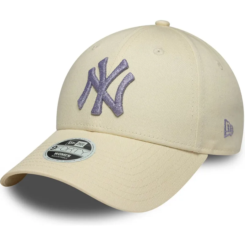 buet-beige-justerbar-kasket-med-lilla-logo-til-kvinder-9forty-metallic-logo-fra-new-york-yankees-mlb-fra-new-era