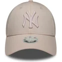 lyserod-justerbar-buet-kasket-med-lyserodt-logo-til-kvinder-9forty-metallic-logo-fra-new-york-yankees-mlb-fra-new-era