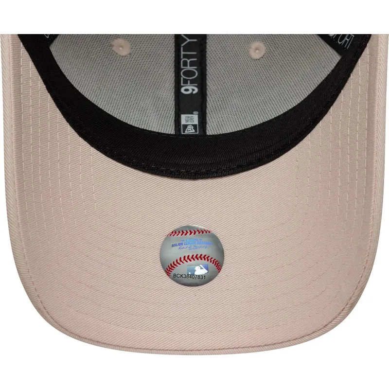 lyserod-justerbar-buet-kasket-med-lyserodt-logo-til-kvinder-9forty-metallic-logo-fra-new-york-yankees-mlb-fra-new-era