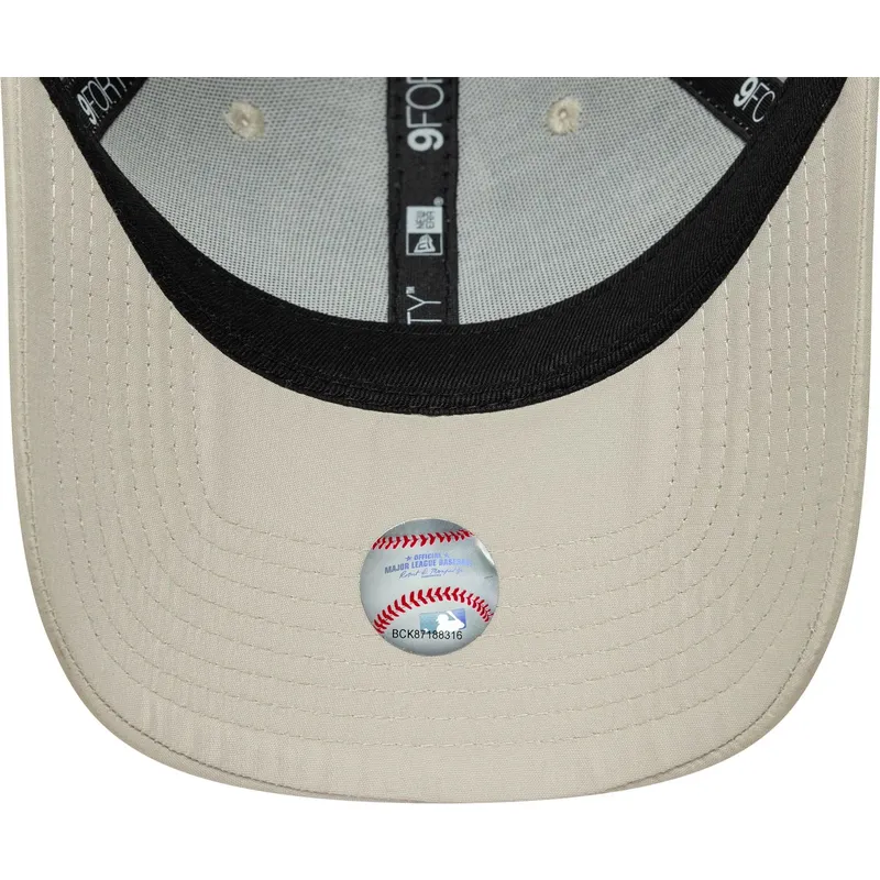 cappellino-curvo-beige-regolabile-con-logo-dorato-da-donna-9forty-flawless-dei-new-york-yankees-mlb-di-new-era