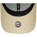 petten-gebogen-beige-verstelbare-band-9forty-sequin-wordmark-van-new-york-yankees-mlb-van-new-era