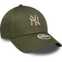 gron-justerbar-kurvad-keps-med-rosa-logotyp-for-dam-9forty-league-essential-midi-fran-new-york-yankees-mlb-av-new-era