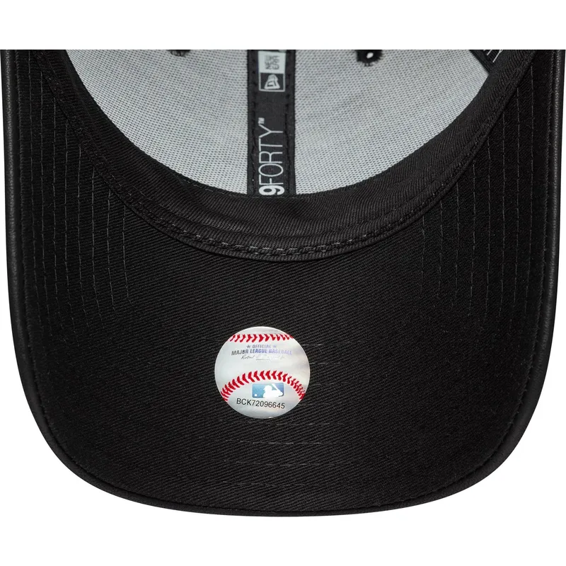 svart-bojd-justerbar-keps-med-svart-logotyp-for-dam-9forty-pu-fran-new-york-yankees-mlb-av-new-era
