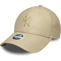 buet-beige-justerbar-kasket-med-beige-logo-til-kvinder-9forty-pu-fra-new-york-yankees-mlb-fra-new-era