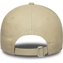 buet-beige-justerbar-kasket-med-beige-logo-til-kvinder-9forty-pu-fra-new-york-yankees-mlb-fra-new-era