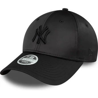 Cappellino curvo nero snapback con logo nero da donna 9FORTY Satin di New York Yankees MLB di New Era