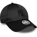 sort-buet-snapback-kasket-med-sort-logo-til-kvinder-9forty-satin-fra-new-york-yankees-mlb-fra-new-era