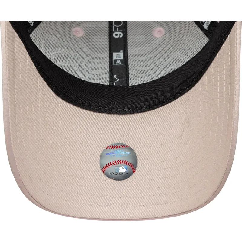 cappellino-curvo-rosa-regolabile-con-logo-rosa-da-donna-9forty-satin-dei-new-york-yankees-mlb-di-new-era