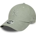 cappellino-con-visiera-curva-verde-chiaro-regolabile-con-logo-verde-da-donna-9forty-m-crown-pastel-cord-dei-new-york-yankees-mlb