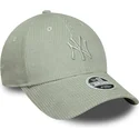 lysegron-justerbar-kurvet-kasket-med-gront-logo-til-kvinder-9forty-m-crown-pastel-cord-fra-new-york-yankees-mlb-fra-new-era