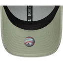 lysegron-justerbar-kurvet-kasket-med-gront-logo-til-kvinder-9forty-m-crown-pastel-cord-fra-new-york-yankees-mlb-fra-new-era