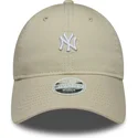 buet-beige-justerbar-kasket-til-kvinder-9twenty-washed-mini-fra-new-york-yankees-mlb-fra-new-era
