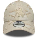 buet-beige-justerbar-kasket-med-beige-logo-9twenty-img-floral-fra-new-york-yankees-mlb-fra-new-era