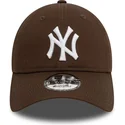 gorra-curva-marron-ajustable-9twenty-league-essential-de-new-york-yankees-mlb-de-new-era