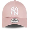 jasnorozowa-regulowana-czapka-curved-z-bialym-logo-9forty-league-essential-new-york-yankees-mlb-new-era