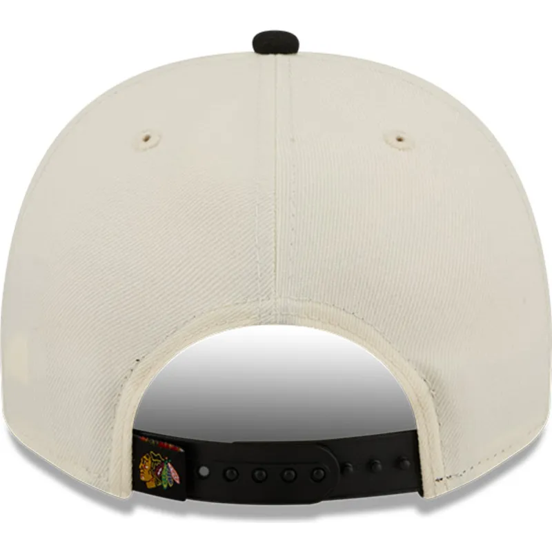 cappellino-visiera-curva-beige-e-nero-snapback-9fifty-a-frame-classic-di-chicago-blackhawks-nhl-di-new-era