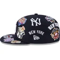 cappello-piatto-blu-marino-regolabile-59fifty-all-over-logos-dei-new-york-yankees-mlb-di-new-era