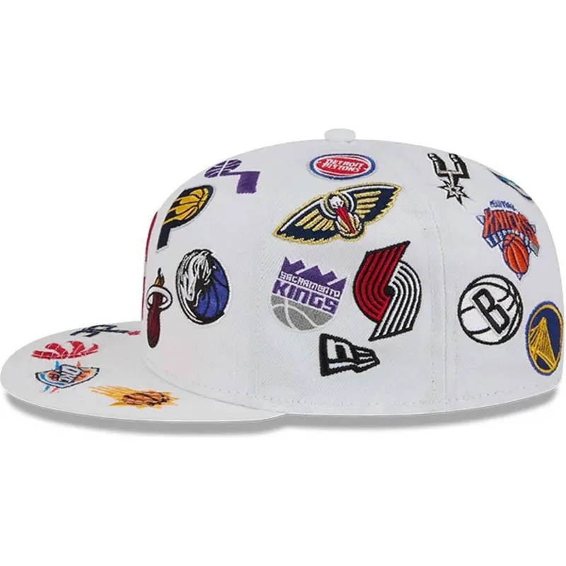 cappello-piatto-bianco-regolabile-59fifty-all-over-di-nba-di-new-era