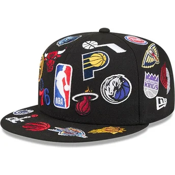 Petten plat zwart fitted 59FIFTY All Over van NBA van New Era