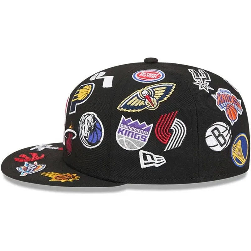 petten-plat-zwart-aangepast-59fifty-all-over-van-nba-van-new-era petten-plat-zwart-aangepast-59fifty-all-over-van-nba-van-new-era