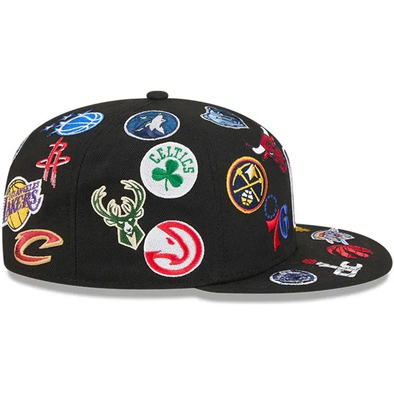 cappello-piatto-nero-aderente-59fifty-all-over-di-nba-di-new-era