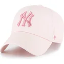 rozowa-regulowana-czapka-z-zakrzywionym-daszkiem-z-rozowym-logo-clean-up-no-loop-label-new-york-yankees-mlb-od-47-brand