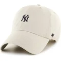 cappellino-curvo-beige-regolabile-clean-up-base-runner-mini-logo-dei-new-york-yankees-mlb-di-47-brand